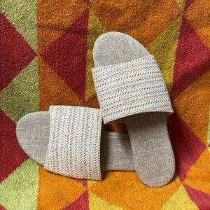 Natural straw/linen flat sandals for summer!